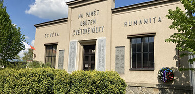 památník před rekonstrukcí
