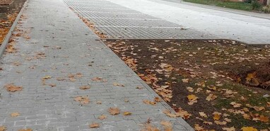 nové parkoviště vč. chodníku