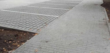 nové parkoviště vč. chodníku