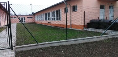 Školní jídelna z venku